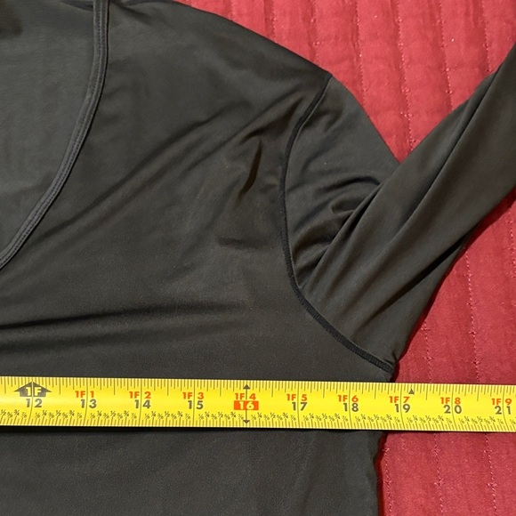 Uniqlo Women’s Black V-Neck Long Sleeve Spandex Blend Shirt Size Medium - Picture 8 of 8